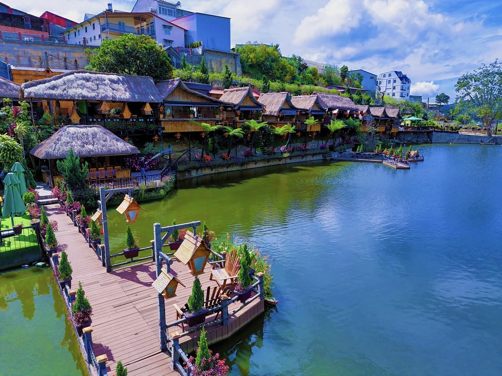 An Sơn Hồ sở hữu hồ nước trong xanh phản chiếu sắc trời